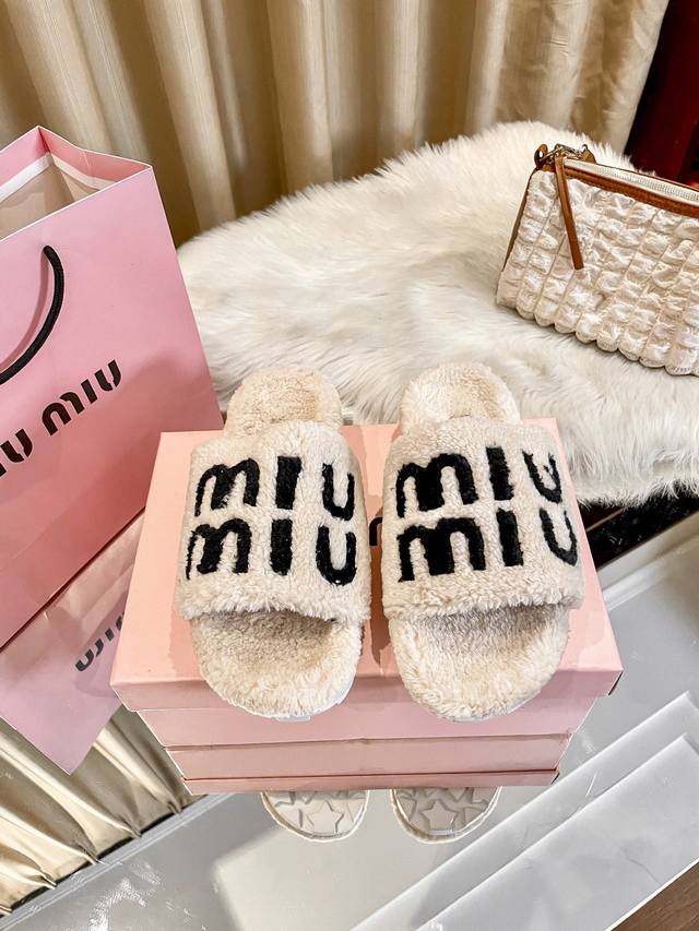 出厂： Miumiu换季啦换季啦新款平底毛毛拖火热上新、质量材质看得见防寒保暖神器、秋冬必备的一款产品、6个颜色官网同步更新、防滑底设计、适合居家办公必备、入手