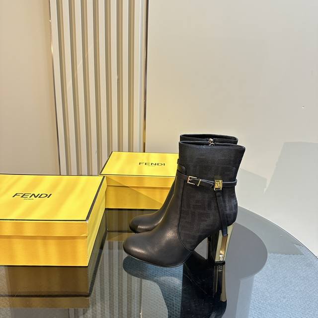 专柜走秀新款fendi 镂空粗跟短靴ankle Boots 3色 独家开模的镂空跟设计极具特色 Fendi家从来没有让我们失望过，性感又带点特色 ★原版牛皮 内