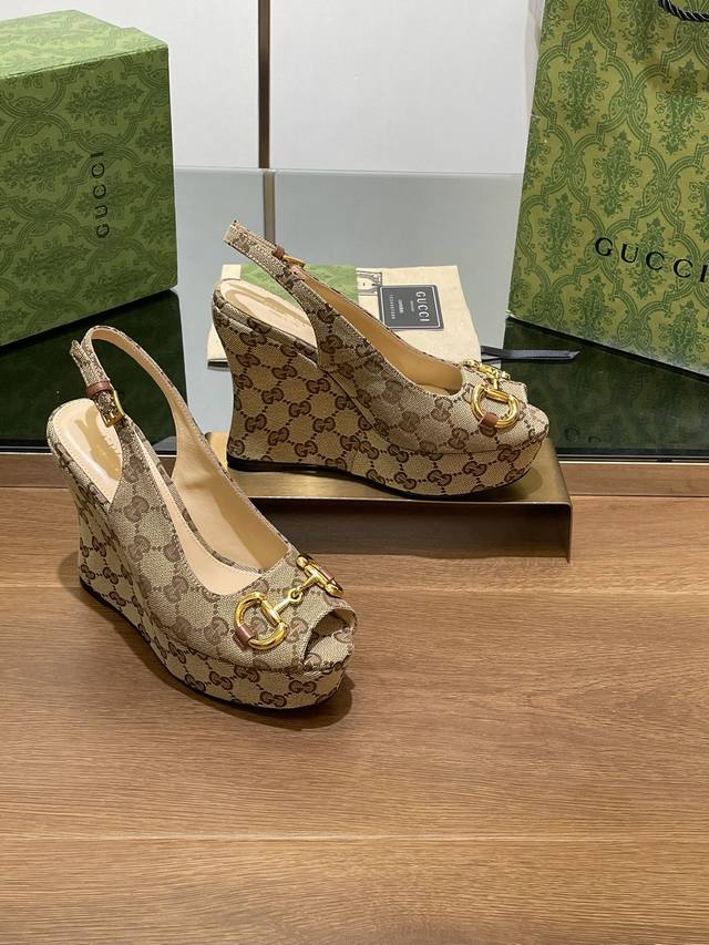 Gucci 古奇 春秋新品船底防水台马鞍扣 马衔扣鱼嘴鞋，坡跟厚底防水台露趾凉鞋，单鞋，鞋柜必备款 原版套楦 高端品质 这款凉鞋颇具辨识度的双环和长条元素令这鞋