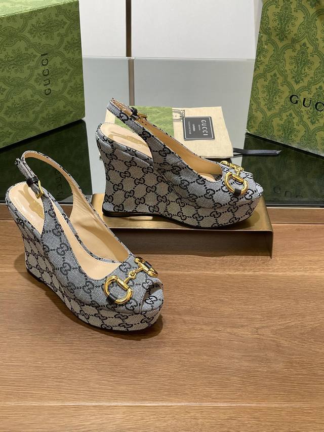 Gucci 古奇 春秋新品船底防水台马鞍扣 马衔扣鱼嘴鞋，坡跟厚底防水台露趾凉鞋，单鞋，鞋柜必备款 原版套楦 高端品质 这款凉鞋颇具辨识度的双环和长条元素令这鞋