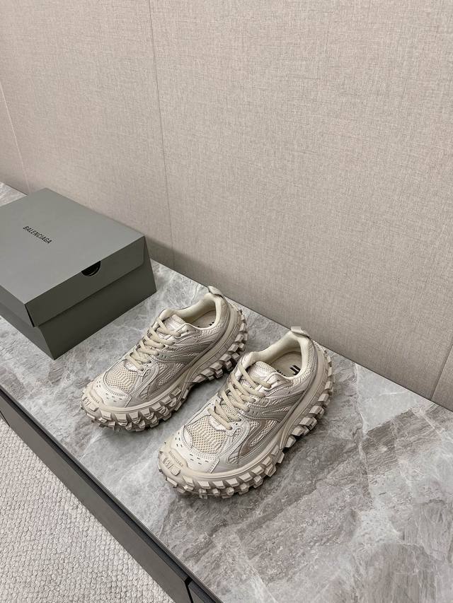 男装10 春夏balenciaga巴黎世家轮胎鞋最新款轮胎底复古休闲运动鞋系列推出the Hacker Project系列探索时尚界对于原创与挪用的概念、以全新