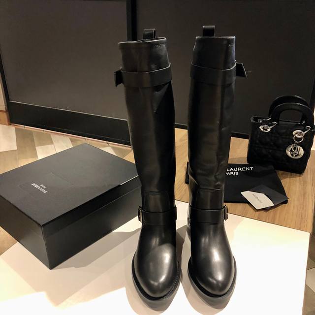 Saint Laurent 圣罗兰 Ysl高跟长筒靴。专柜年度最新秋冬款长靴，上脚很好的修饰脚型，搭配高跟秒变大长腿。 鞋面：16寸进口牛皮 内里 垫脚：进口羊