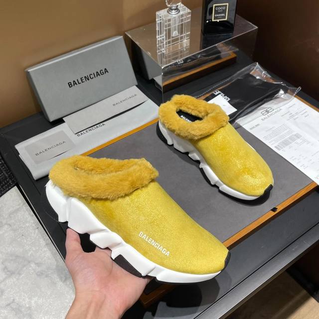 Balenciaga ，出厂价 人民币，受逐渐下降的气温影响，居家已经掀起了一股时尚毛毛拖的热潮！ 没错！Balenclaga牛货来袭！重磅推荐balencla