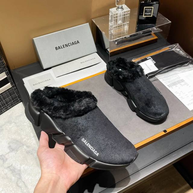 Balenciaga ，出厂价 人民币，受逐渐下降的气温影响，居家已经掀起了一股时尚毛毛拖的热潮！ 没错！Balenclaga牛货来袭！重磅推荐balencla