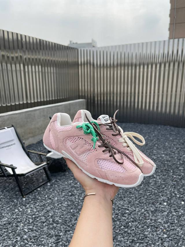 女款 顶级版本 Miumiu X New Balance 24S联名款 镂空透气网走秀新款 休闲 运动鞋 缪缪大秀上爆出的这双与new Balance 新百伦联