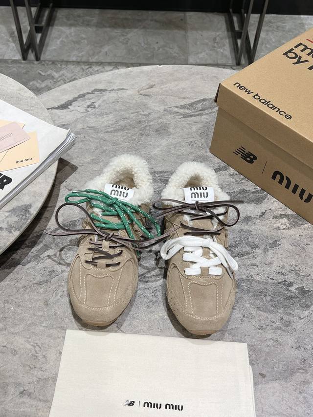 羊毛款 Miumiu X New Balance 联名款nb运动鞋 Miu Miu 缪缪大秀上爆出的这双与new Balance 新百伦联名款运动 球鞋 后全球