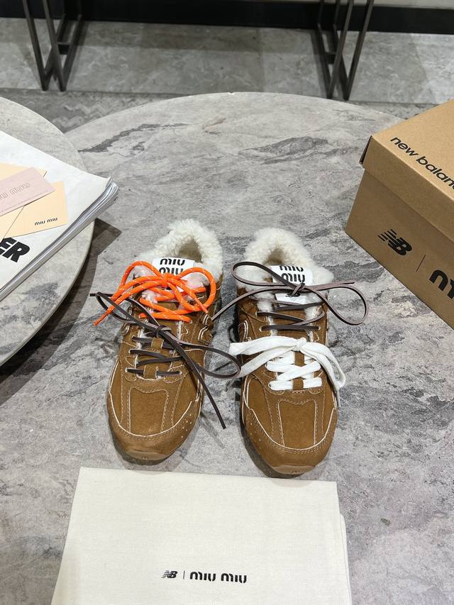 羊毛款 Miumiu X New Balance 联名款nb运动鞋 Miu Miu 缪缪大秀上爆出的这双与new Balance 新百伦联名款运动 球鞋 后全球