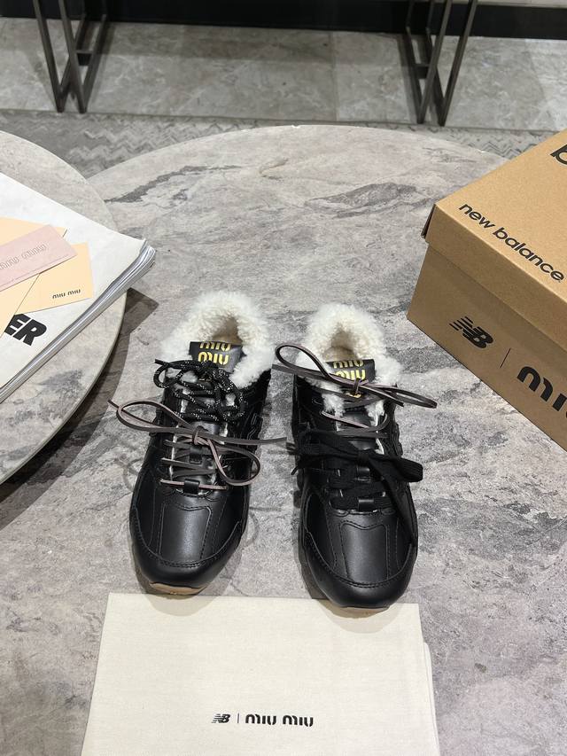 羊毛款 Miumiu X New Balance 联名款nb运动鞋 Miu Miu 缪缪大秀上爆出的这双与new Balance 新百伦联名款运动 球鞋 后全球