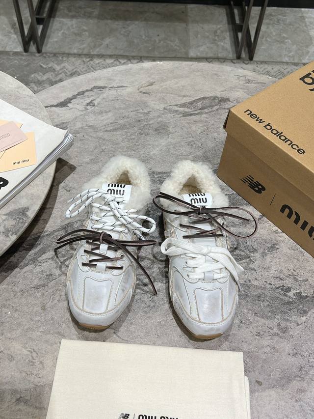 羊毛款 Miumiu X New Balance 联名款nb运动鞋 Miu Miu 缪缪大秀上爆出的这双与new Balance 新百伦联名款运动 球鞋 后全球