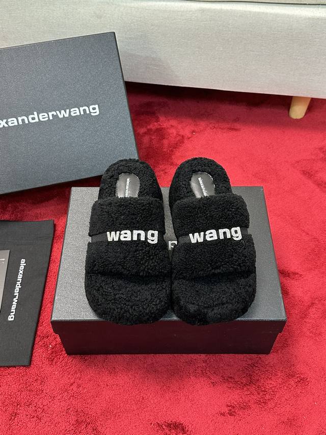 厂价 Alexanderwang｜亚历山大王22Ss秋冬新品 厚底松糕字母毛毛拖鞋 秋天拥有一双好看又时髦的羊毛拖鞋 真的蛮重要出门简单方便随脚一蹬 还能各种搭