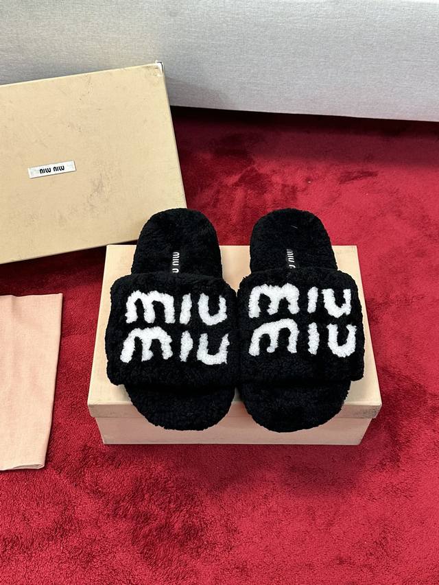 厂价 Miumiu经典秋冬字母毛毛拖鞋 这季节美鞋太多这款毛拖 真的是让我无法自拔真太可爱了～ 毛茸茸的羊毛是选用欧洲进口a级羊毛 我们做到与原版一致满鞋 全部