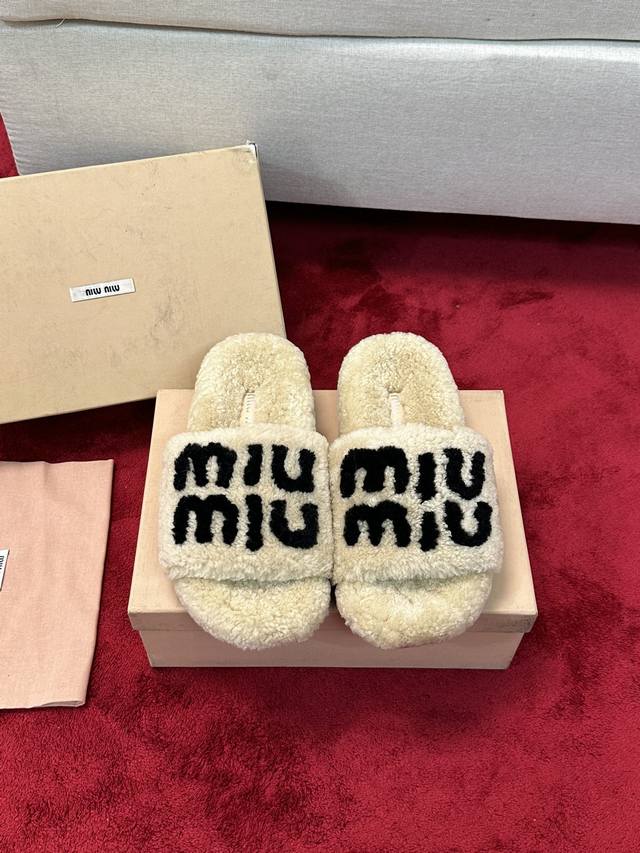 厂价 Miumiu经典秋冬字母毛毛拖鞋 这季节美鞋太多这款毛拖 真的是让我无法自拔真太可爱了～ 毛茸茸的羊毛是选用欧洲进口a级羊毛 我们做到与原版一致满鞋 全部