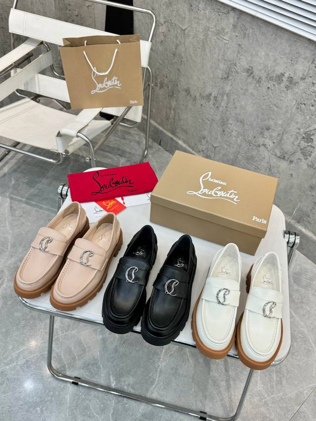 顶级版本 独家定制 代购级⑦个颜色供选择。重磅推出 Christian Louboutin Cl 标识设计 红底鞋最新走秀款 简称cl 红底鞋 T台走秀款小新清