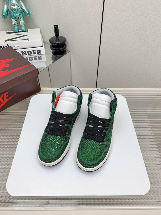 出厂 高版本 Air Jordan 1 Mid不掉钻的钻鞋，耐克乔一钻石鞋让鞋迷大开眼界，各种意想不到的设计创意，钻石配色方案给大家带来了很多惊喜，隐匿于鞋帮处