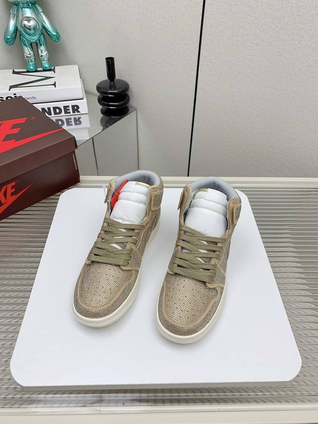 出厂 高版本 Air Jordan 1 Mid不掉钻的钻鞋，耐克乔一钻石鞋让鞋迷大开眼界，各种意想不到的设计创意，钻石配色方案给大家带来了很多惊喜，隐匿于鞋帮处