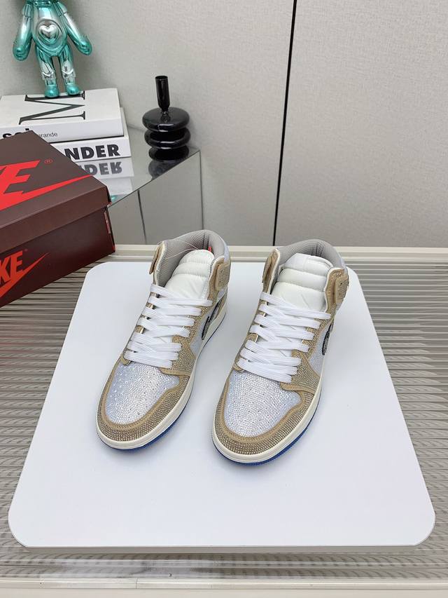 出厂 高版本 Air Jordan 1 Mid不掉钻的钻鞋，耐克乔一钻石鞋让鞋迷大开眼界，各种意想不到的设计创意，钻石配色方案给大家带来了很多惊喜，隐匿于鞋帮处