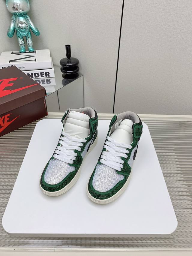 出厂 高版本 Air Jordan 1 Mid不掉钻的钻鞋，耐克乔一钻石鞋让鞋迷大开眼界，各种意想不到的设计创意，钻石配色方案给大家带来了很多惊喜，隐匿于鞋帮处