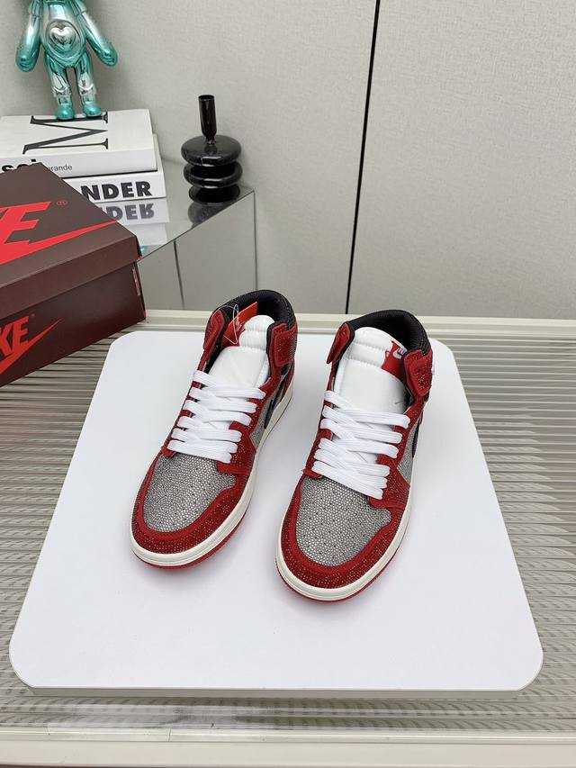 出厂 高版本 Air Jordan 1 Mid不掉钻的钻鞋，耐克乔一钻石鞋让鞋迷大开眼界，各种意想不到的设计创意，钻石配色方案给大家带来了很多惊喜，隐匿于鞋帮处