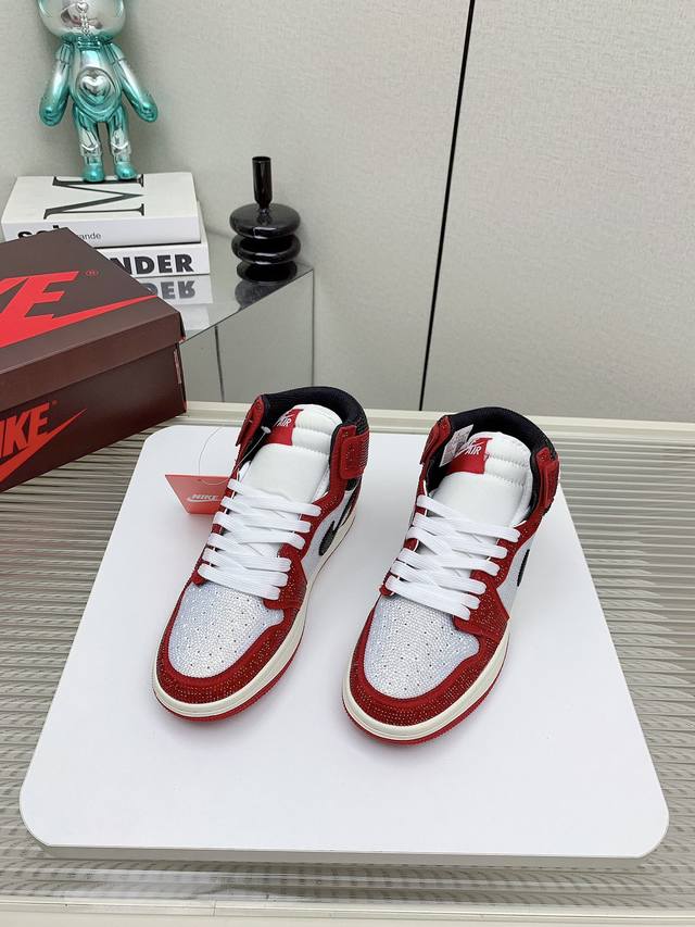 出厂 高版本 Air Jordan 1 Mid不掉钻的钻鞋，耐克乔一钻石鞋让鞋迷大开眼界，各种意想不到的设计创意，钻石配色方案给大家带来了很多惊喜，隐匿于鞋帮处