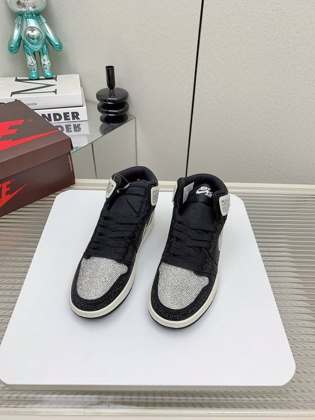 出厂 高版本 Air Jordan 1 Mid不掉钻的钻鞋，耐克乔一钻石鞋让鞋迷大开眼界，各种意想不到的设计创意，钻石配色方案给大家带来了很多惊喜，隐匿于鞋帮处