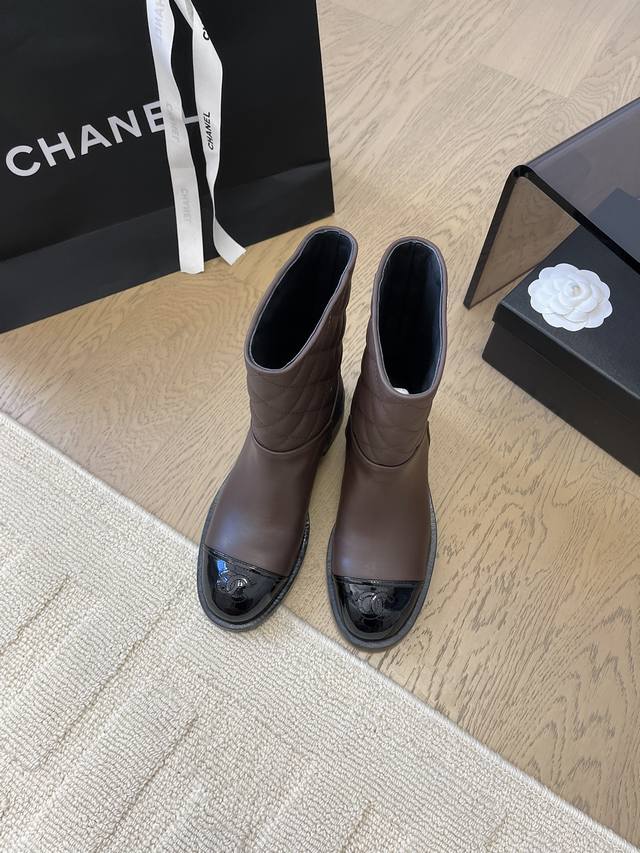 Chanel 小香新品菱格短靴 原版1:1复刻 经典中的经典 无论搭配裤装还是裙装都是完美 小圆头的设计很好的修饰脚型 小仙女们必备！ 鞋面采用进口小牛皮 内里