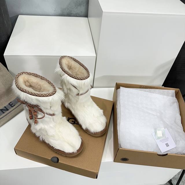 高品质出厂8寸 ！顶级品质油鸡鸡ugg Ss秋冬最新皮毛一体雪地靴！复古风吊坠点缀装饰时装雪地靴！这双柯基鞋上脚真的超鸡好看保暖，穿腻了经典普通款可以试一下这双