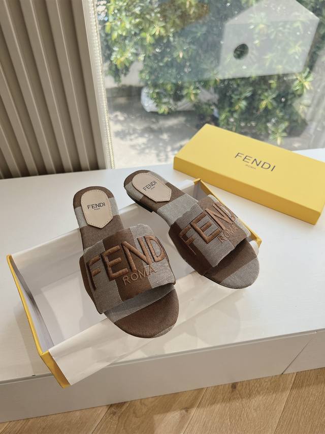 G187顶级版本fendi 芬迪走秀主推系列，新品上线，芬具桌脚设计灵感改创于今年秀场的主推系列鞋履 当季新品拖鞋，众所周知，鞋子永远设计为高级感满满的，高端大