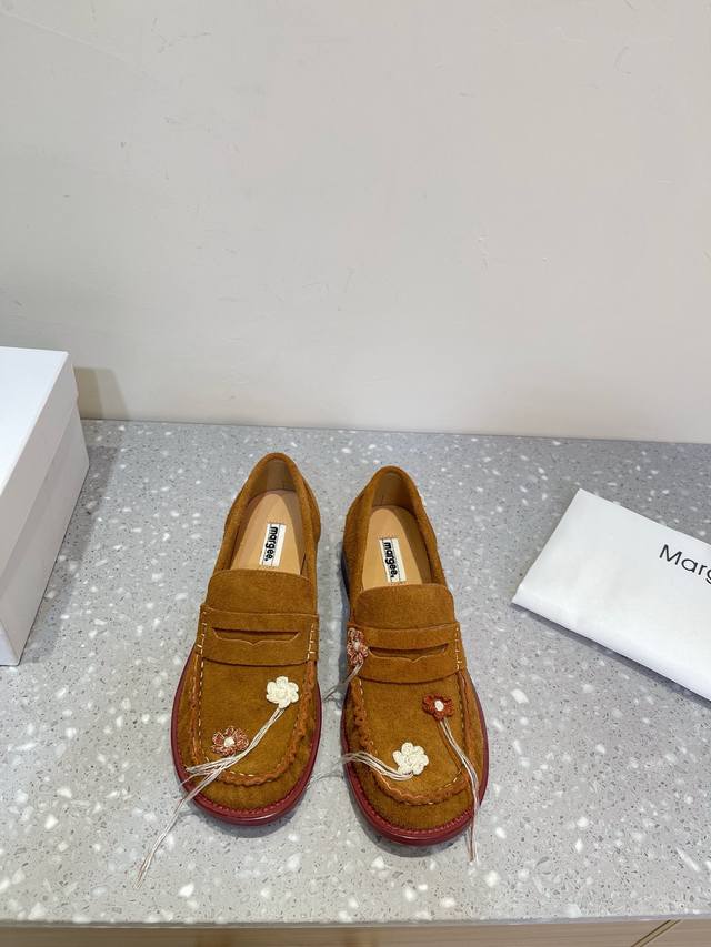 Margee 小众潮牌24Ss新款 钩针小花 乐福鞋 Oulo Loafers意在摆脱传统乐福鞋的桎梏，将都会摩登抛之脑后。 自主开发的特殊皮料，以 起球毛衫