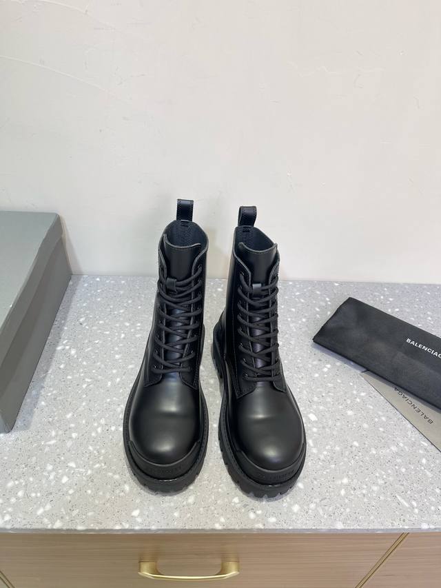 Balenciaga 巴黎世家 秋冬新款系带马丁靴 复古擦色做旧松糕厚底短靴！ 看着硬朗 但上脚舒适 个性帅气的的同时 不失舒适感 擦色做旧复古！工艺设计大底