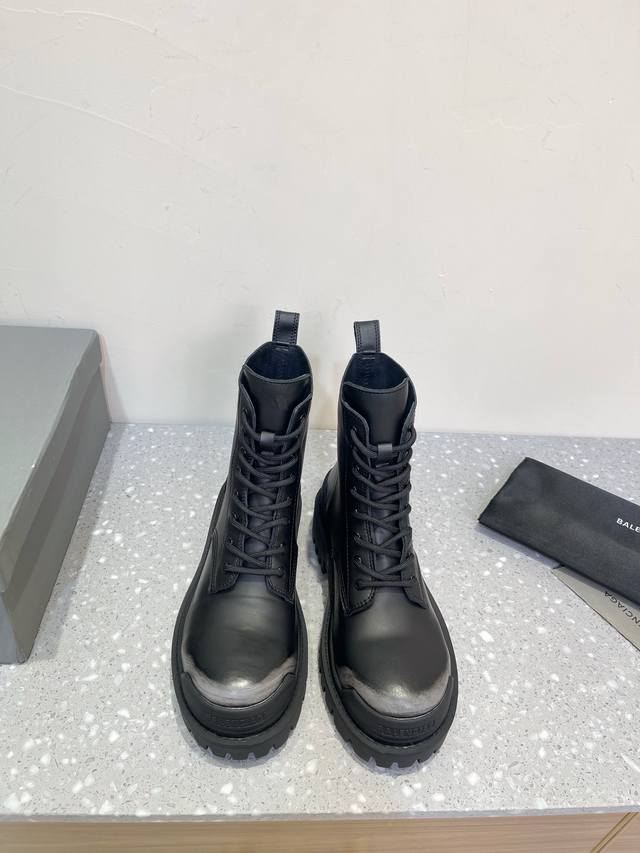 Balenciaga 巴黎世家 秋冬新款系带马丁靴 复古擦色做旧松糕厚底短靴！ 看着硬朗 但上脚舒适 个性帅气的的同时 不失舒适感 擦色做旧复古！工艺设计大底