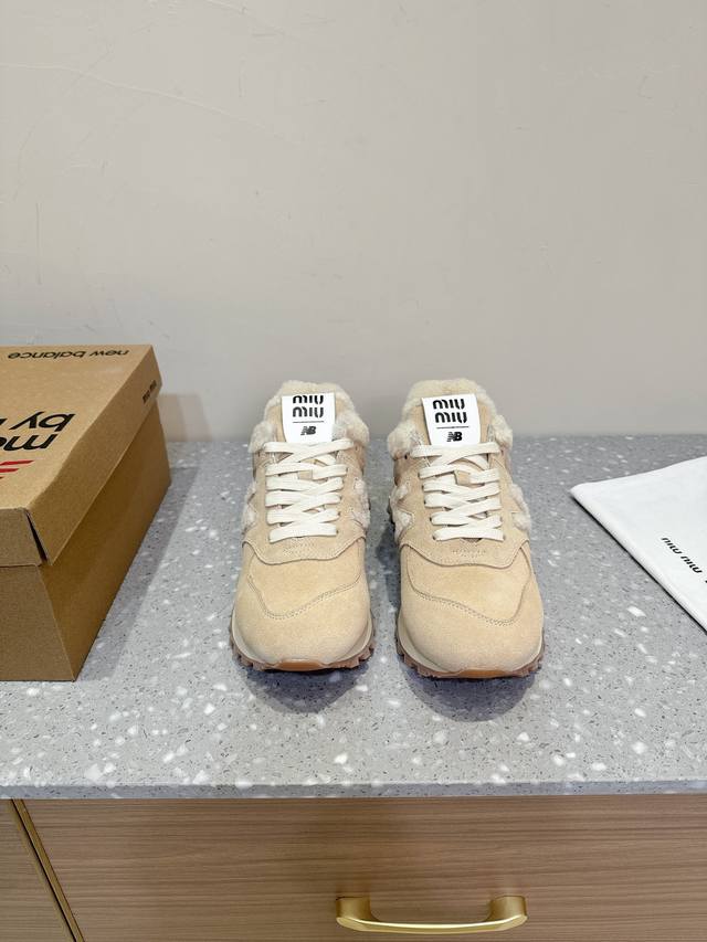 Miumiu X New Balance 574联名款nb运动鞋 缪缪大秀上爆出的这双与new Balance 新百伦574联名款运动 球鞋 后全球各大代购官网