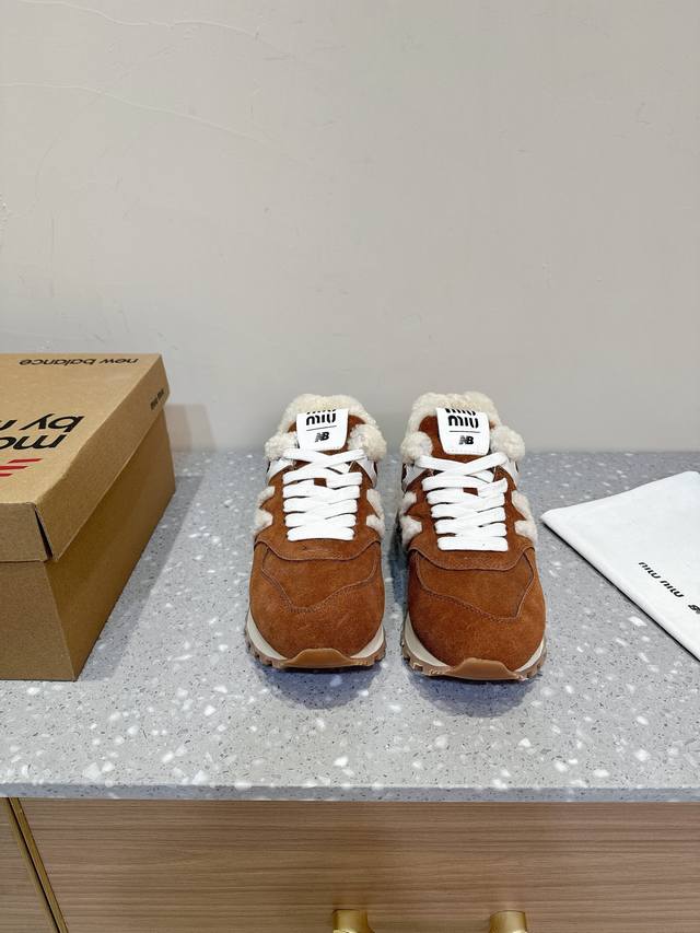 Miumiu X New Balance 574联名款nb运动鞋 缪缪大秀上爆出的这双与new Balance 新百伦574联名款运动 球鞋 后全球各大代购官网