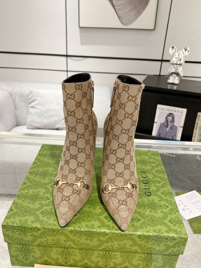 Gucci 24Ss 秋冬高跟短靴专柜购买原版一比一打造 鞋面：Gg印花布面 牛皮 内里：羊皮 真皮大底 跟高10.5Cm 码数:35-42 40.41.42定