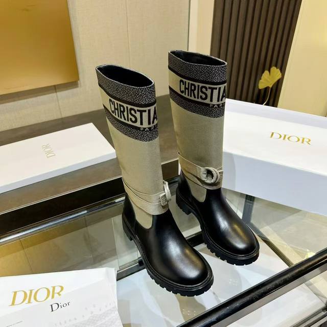 Dior拼色 秋冬新款靴子 高筒 元 Dior 迪奥 Cd 20Ss秋冬最新高定海报款电绣拼色字母logo圆头中筒女靴 那尔那茜同款低跟一脚蹬骑士军靴 原版开发