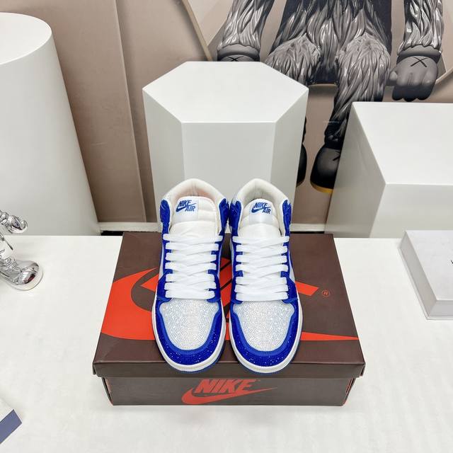 出厂:高帮 独家顶级版本 Air Jordan耐克联名23Vs秋冬季最新王炸爆款系列 情侣烫钻拼色休闲鞋 唯独一款牛皮拼色的高帮鞋，耐克乔一情侣毛鞋让鞋迷大开眼