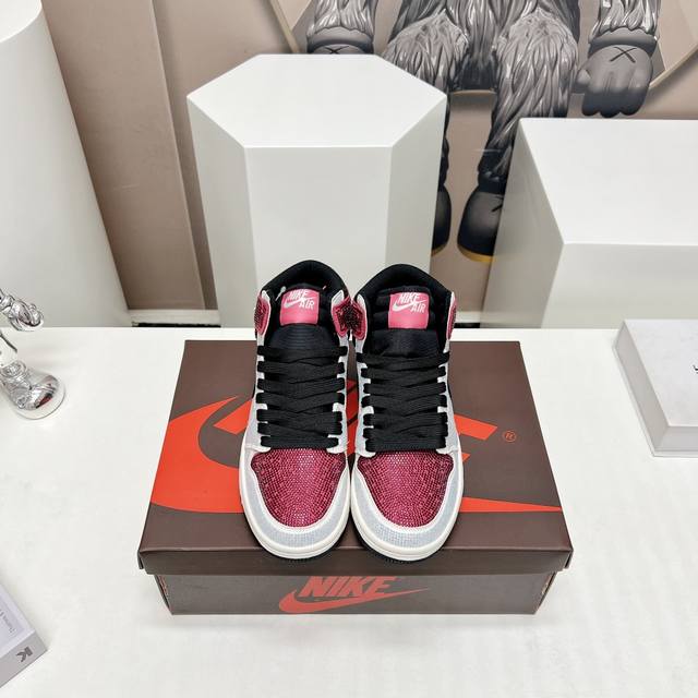 出厂:高帮 独家顶级版本 Air Jordan耐克联名23Vs秋冬季最新王炸爆款系列 情侣烫钻拼色休闲鞋 唯独一款牛皮拼色的高帮鞋，耐克乔一情侣毛鞋让鞋迷大开眼