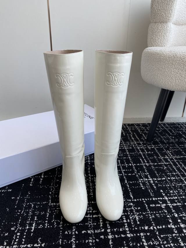 代购级 Celine 赛琳 24Ss秋冬新品 复古粗跟 长靴 塞琳这一季好看的款式真的是很多 比如这款军靴就很机车风 重点夸夸靴筒设计 完全不挑腿型 上脚秒变大