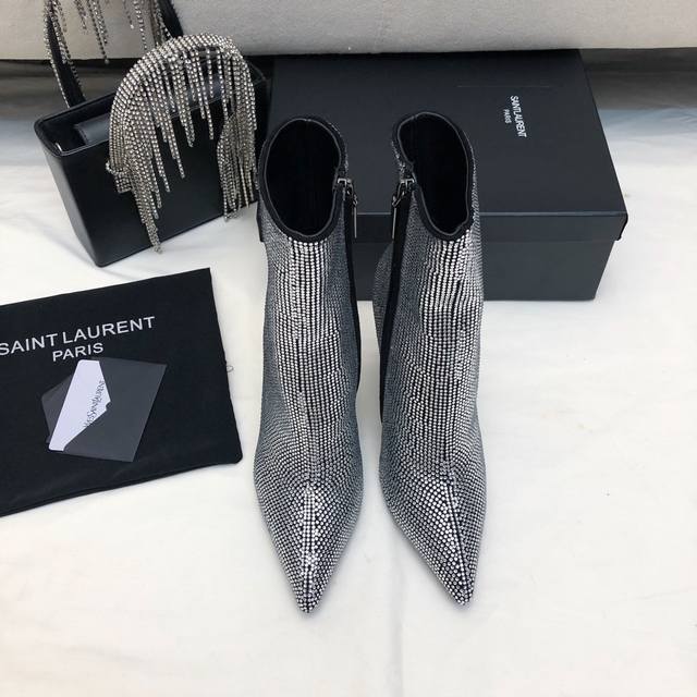 Saint Laurent 圣罗兰 Ysl字母金属跟满钻拉链踝靴 短靴。满鞋水钻bling Bling闪闪亮。 鞋面格利特牛皮镶嵌施华诺水钻，羊皮内里 垫脚，真