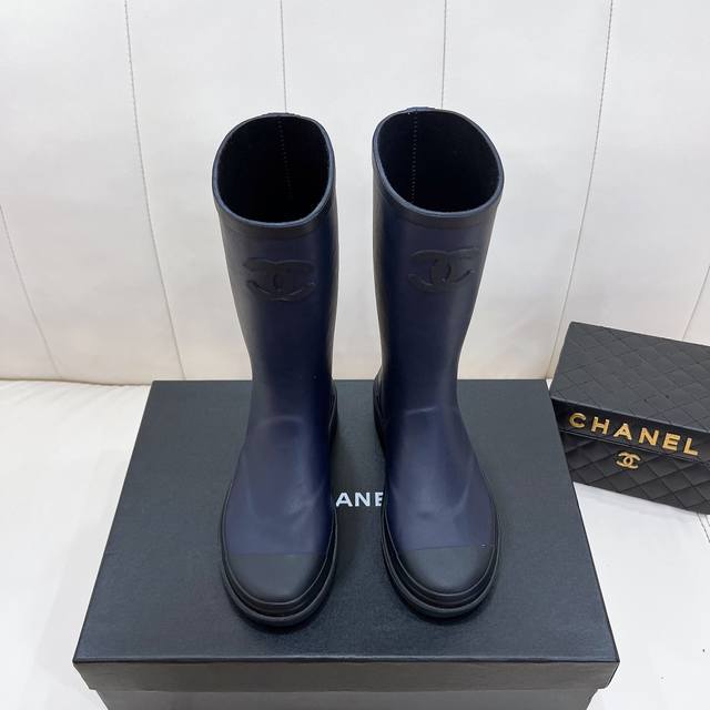 工厂价 元，硫化版本 Chanel 香奈儿爆款中古雨靴vantage 中古痴迷狂爱者...真正的古董级别！今年最火爆的雨靴，人手一双，透气无比，巨百搭，无敌显瘦