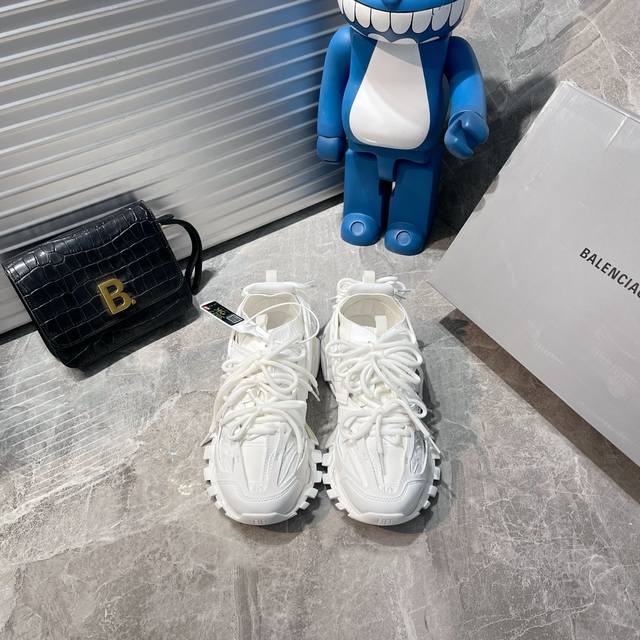 出厂 纯原版本巴黎世家三代 袜套绑带鞋 资讯：新款balenciaga 巴黎世家-Runner、是通过溢胶、做旧、缝线等细节，展示了设计师 Demna 的运动鞋