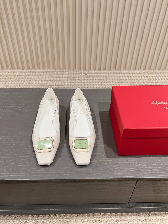 出厂 Ferragamo菲拉格慕 春夏新款浅口女鞋 Sf标志性logo 五金方扣低跟单鞋 糖果色方头百搭小皮鞋 市面顶级版本 材质：牛皮 漆皮 内里：混种羊皮