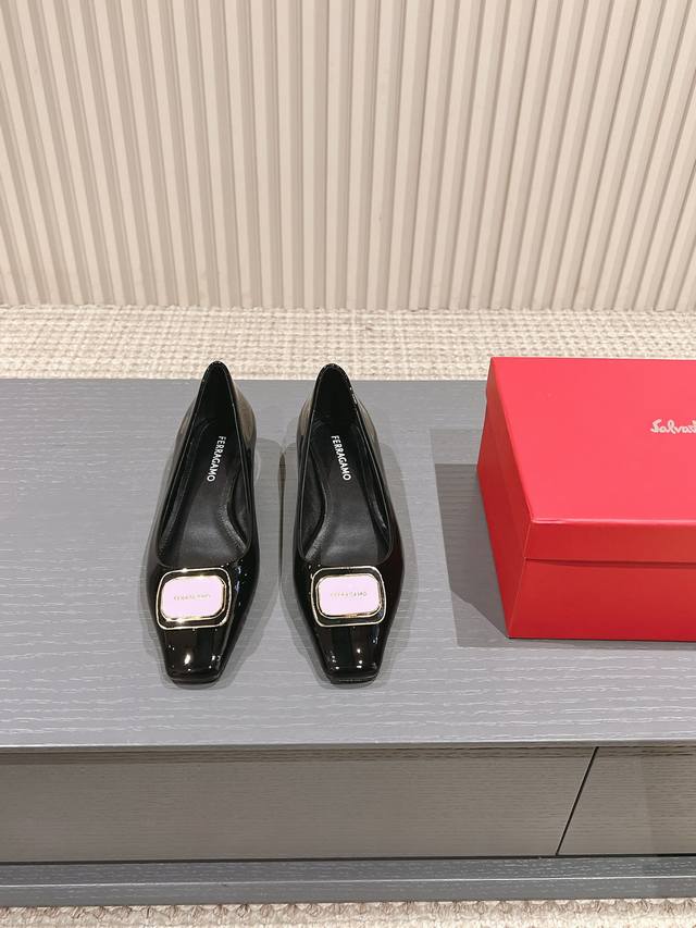 出厂 Ferragamo菲拉格慕 春夏新款浅口女鞋 Sf标志性logo 五金方扣低跟单鞋 糖果色方头百搭小皮鞋 市面顶级版本 材质：牛皮 漆皮 内里：混种羊皮