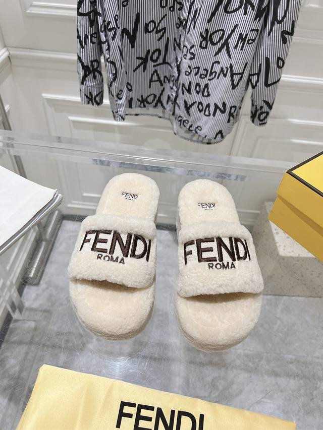 Fendi 芬迪 新款毛拖走秀主推系列，新品上线，芬具桌脚设计灵感改创于今年秀场的主推系列鞋履 当季新品拖鞋，众所周知，鞋子永远设计为高级感满满的，高端大气上档