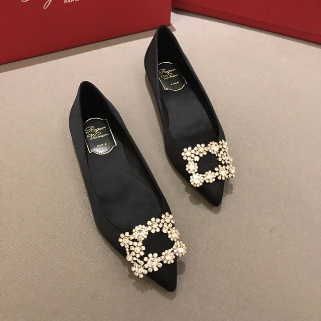 平底 代购级别 出厂价格： 元 Roger Vivier 花扣 100%纯真丝！ 意大利真皮大底、施华洛世奇钻扣！ 专柜色黑色白钻、黑色彩钻、酒红色、雾霾蓝、香