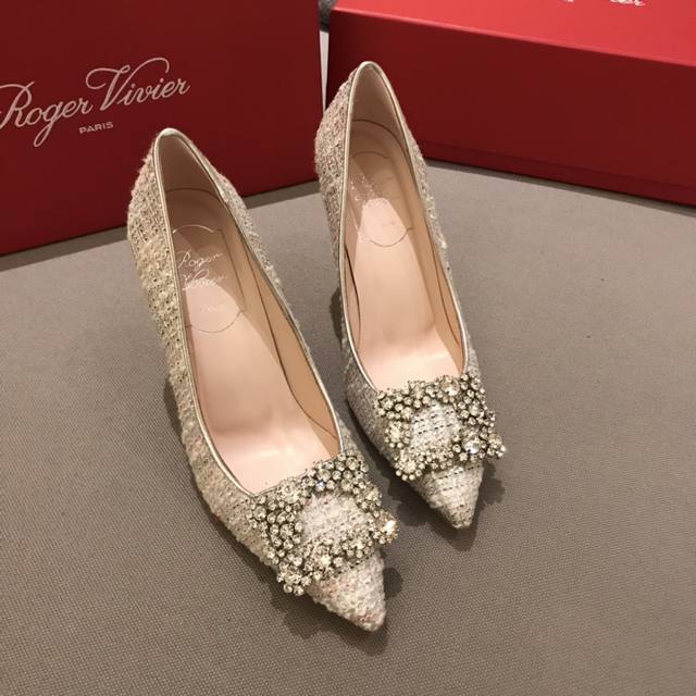 Rv 10Cm 高跟鞋 代购级别 出厂价格： 元 Roger Vivier 花扣 100%纯真丝！ 意大利真皮大底、施华洛世奇钻扣！ 专柜色黑色白钻、黑色彩钻、