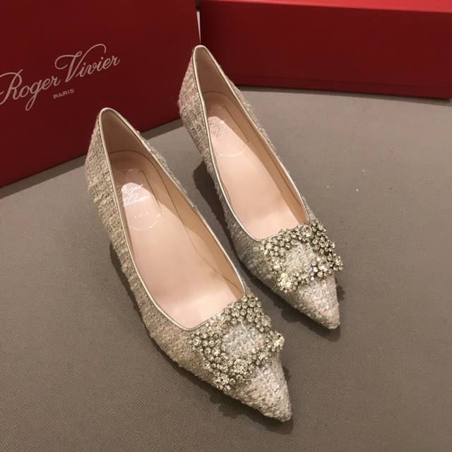 Rv 6.5Cm 高跟鞋 代购级别 出厂价格： 元 Roger Vivier 花扣 100%纯真丝！ 意大利真皮大底、施华洛世奇钻扣！ 专柜色黑色白钻、黑色彩钻