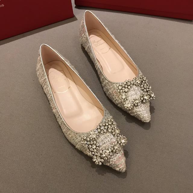 平底 代购级别 出厂价格： 元 Roger Vivier 花扣 100%纯真丝！ 意大利真皮大底、施华洛世奇钻扣！ 专柜色黑色白钻、黑色彩钻、酒红色、雾霾蓝、香