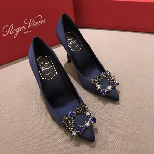 Rv 10Cm 高跟鞋 代购级别 出厂价格： 元 Roger Vivier 花扣 100%纯真丝！ 意大利真皮大底、施华洛世奇钻扣！ 专柜色黑色白钻、黑色彩钻、