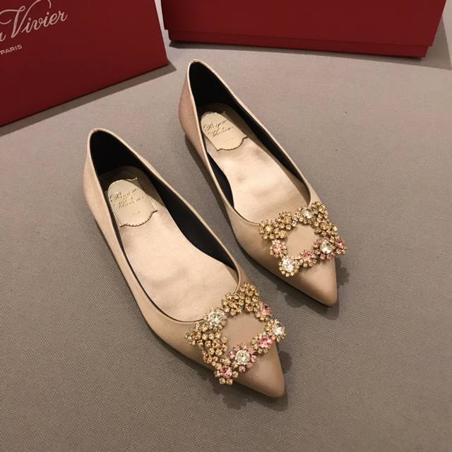 平底 代购级别 出厂价格： 元 Roger Vivier 花扣 100%纯真丝！ 意大利真皮大底、施华洛世奇钻扣！ 专柜色黑色白钻、黑色彩钻、酒红色、雾霾蓝、香