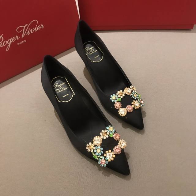 Rv 6.5Cm 高跟鞋 代购级别 出厂价格： 元 Roger Vivier 花扣 100%纯真丝！ 意大利真皮大底、施华洛世奇钻扣！ 专柜色黑色白钻、黑色彩钻